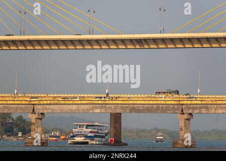 Panjim, Goa, Indien - Januar 2023: Das Kabel hielt die Atal Setu Brücke über den Mandovi Fluss in der Stadt Panaji. Stockfoto