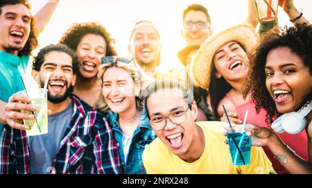 Multirassische Freunde machen Selfie bei Konzert bei Sonnenuntergang am Urlaubstag - Partyleben-Konzept mit jungen Leuten, die Spaß zusammen in den Frühjahrsferien haben Stockfoto