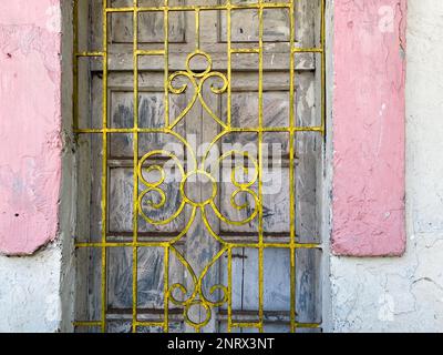 Details der Eisenarbeiten auf dem Kühlergrill eines alten Hauses im Fontainhas-Viertel von Panjim in Goa. Stockfoto