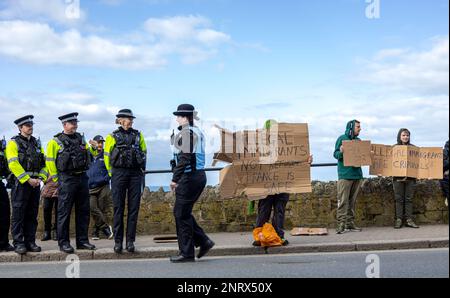 Beresford Hotel Refugee Protest & Counter Protest, Newquay, Cornwall Stockfoto