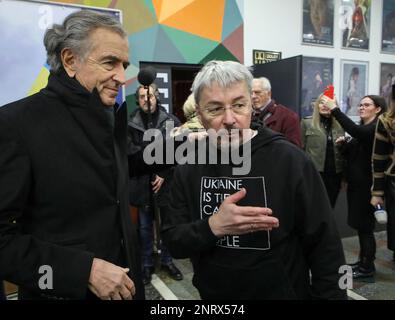 Nicht exklusiv: KIEW, UKRAINE - 26. FEBRUAR 2023 - französischer Philosoph, Schriftsteller, Dramatiker, politischer Journalist Bernard-Henri Levy (L) und Minister für Stockfoto