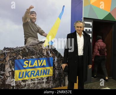 Nicht exklusiv: KIEW, UKRAINE - 26. FEBRUAR 2023 - französischer Philosoph, Schriftsteller, Dramatiker, politischer Journalist Bernard-Henri Levy nimmt an der Sondersendung Teil Stockfoto