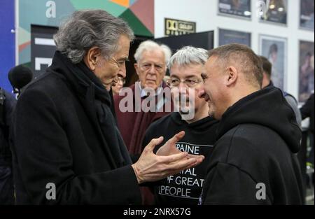 Nicht exklusiv: KIEW, UKRAINE - 26. FEBRUAR 2023 - französischer Philosoph, Schriftsteller, Dramatiker, politischer Journalist Bernard-Henri Levy (L) und Minister für Stockfoto