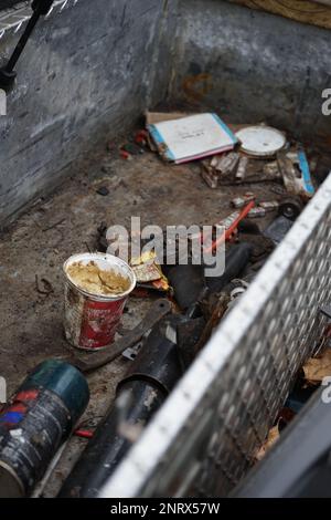 Schrottplatz-Shots voller toter und verfallener Autos, die durch die Zeit verloren wurden Stockfoto