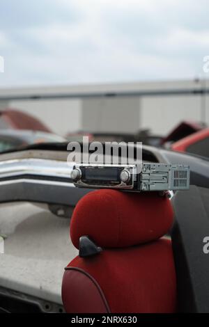 Schrottplatz-Shots voller toter und verfallener Autos, die durch die Zeit verloren wurden Stockfoto