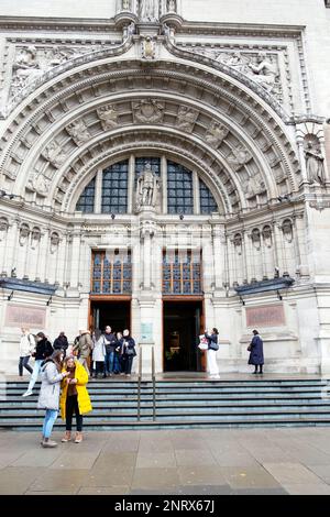 Besucher finden Besucher am Eingang des V&A Victoria and Albert Museum in Knightsbridge West London, England, UK, KATHY DEWITT Stockfoto