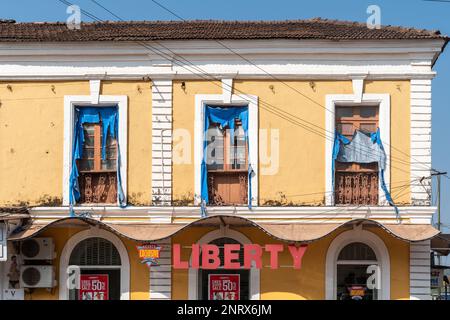 Panjim, Goa, Indien - Januar 2023: Rechteckige Fenster in einem alten alten portugiesischen Kaufhaus in Fontainhas in der Stadt Panaji. Stockfoto