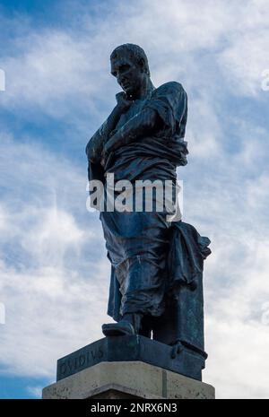 Nahaufnahme der Statue des römischen Dichters Ovidius in Konstanta - Rumänien Stockfoto