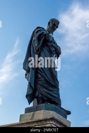 Nahaufnahme der Statue des römischen Dichters Ovidius in Konstanta - Rumänien Stockfoto