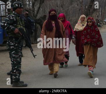 Nicht exklusiv: 26,2023. Februar, Srinagar Kaschmir, Indien: Frauen gehen an einem CRPF-Soldaten vorbei während der Beerdigung von Sanjay Sharma im Dorf Achan i Stockfoto