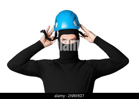 Mann, Turmarbeiter. Arbeiten in der Höhe. Tourist, Kletterer. Er setzt einen Helm auf, einen Schutzhelm. Isoliert auf weißem Hintergrund. Stockfoto