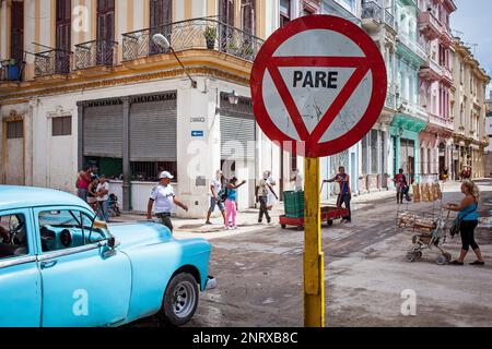 Straßenszene in Aguila Street, Centro Habana, La Habana, Kuba Stockfoto