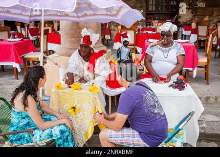 Kubanische Priesterinnen der Afro-kubanischen Santeria-Religion erzählen die Zukunft und das Vermögen ihrer Kunden in Plaza De La Catedral, Old Havana Habana Viej Stockfoto