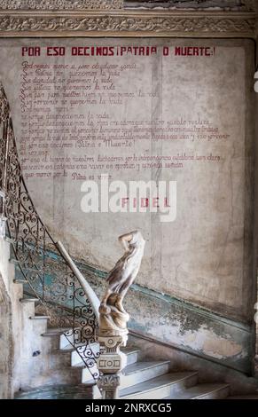 Revolutionäre Nachricht von Fidel Castro, im Eingang zum Restaurant Paladar La Guarida, Centro Habana, Havana, Kuba. Stockfoto