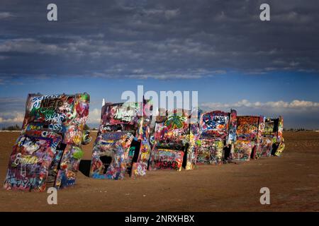 Die Cadillac Ranch an der historischen Route 66 befindet sich in der Nähe von Amarillo, Texas, und ist eine öffentliche Kunstausstellung mit zehn Cadillacs, die im selben Winkel wie der Pyram begraben wurden Stockfoto