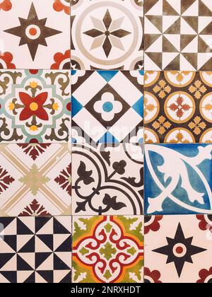 Verschiedene Arten von alten Fliesen mit unterschiedlichen Mustern. Farbenfrohe Zierfliesen aus Portugal. Stockfoto