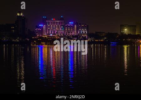 kalkutta, westbengalen, juli 11 2022. Nächtliches Stadtbild von kalkutta bei Nacht mit hooghly-Fluss vor dem Hotel. SBI-Gebäude in der Mitte. Stockfoto