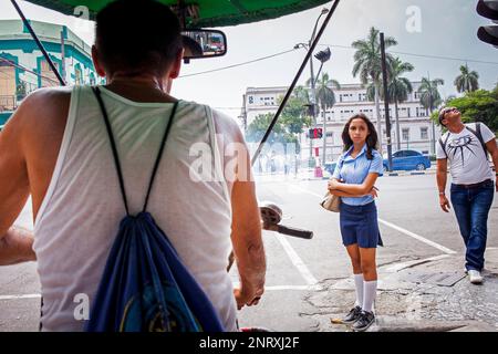 Von einer Fahrradrikscha, Straßenszene in AV-Simón Bolívar, Centro Habana District, La Habana, Kuba Stockfoto