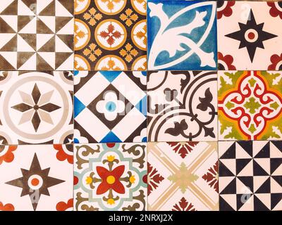 Verschiedene Arten von alten Fliesen mit unterschiedlichen Mustern. Farbenfrohe Zierfliesen aus Portugal. Stockfoto