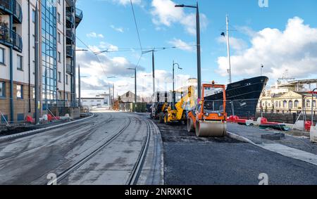 Fast fertiggestellte Erweiterung der Straßenbahnlinie am Ocean Drive neben dem schwimmenden Hotelschiff Fingal Edinburgh, Leith, Edinburgh, Schottland, Großbritannien Stockfoto