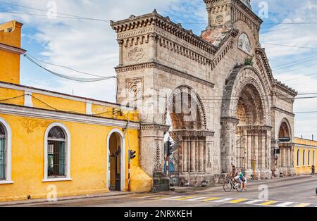 Haupttor, Cementerio Cristobal Colon, Dickdarm Friedhof, La Habana, Kuba Stockfoto