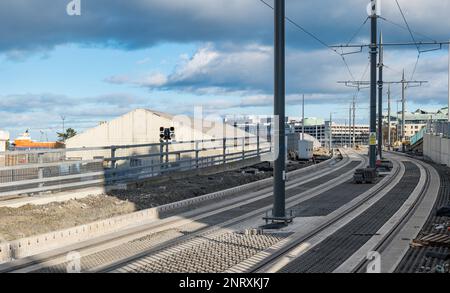 Fast fertiggestellte Erweiterung der Straßenbahnlinie in Newhaven, Leith, Edinburgh, Schottland, Großbritannien Stockfoto