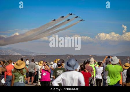 Die US Navy Blue Angels treten auf der Miramar Airshow 2022 in San Diego, Kalifornien, auf. Stockfoto