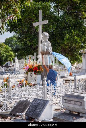 Beten, Amelia Wunder Jungfrau, im Cementerio Cristobal Colon, Dickdarm Friedhof, La Habana, Kuba Stockfoto