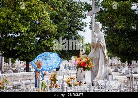 Beten, Amelia Wunder Jungfrau, im Cementerio Cristobal Colon, Dickdarm Friedhof, La Habana, Kuba Stockfoto