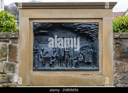 BAS-Reliefskulptur zum hundertjährigen Jubiläum der Residenz der schottischen Veteranen im Whitefoord House, Royal Mile, Edinburgh, Schottland, Großbritannien Stockfoto