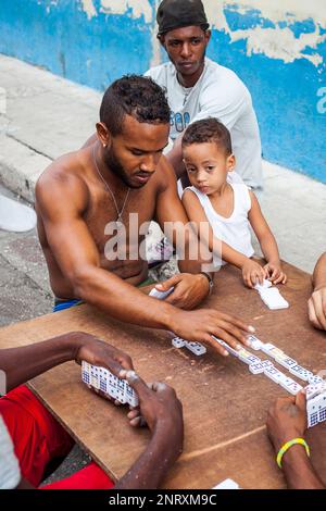 Domino Player in Calle Espada, Centro Habana District, La Habana, Kuba Stockfoto