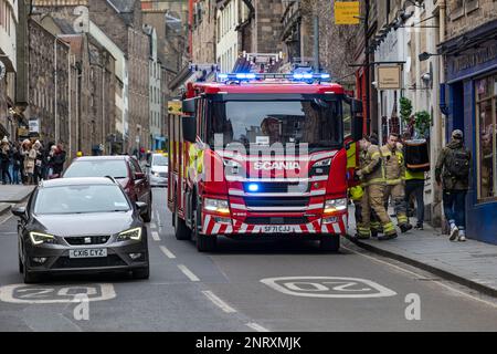 Die schottische Feuerwehr wartet auf einen Notruf auf der Royal Mile, Edinburgh, Schottland, Großbritannien Stockfoto