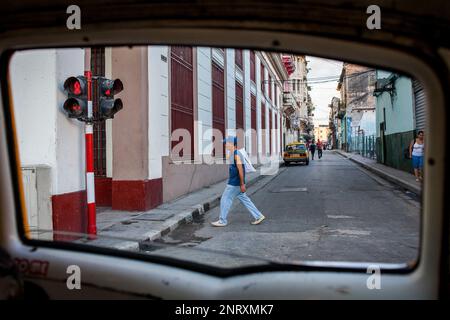 Straßenszene von Angeles Straße von einem Auto in Simon Bolivar oder Reina Avenida, Centro Habana District, La Habana, Kuba Stockfoto