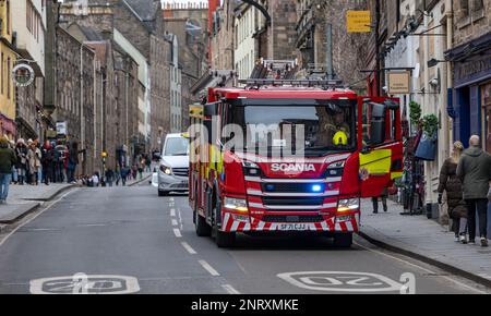 Die schottische Feuerwehr wartet auf einen Notruf auf der Royal Mile, Edinburgh, Schottland, Großbritannien Stockfoto