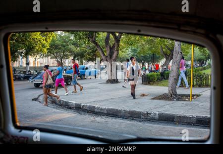 Straßenszene in Consulado Straße von einem Auto, Centro Habana District, La Habana, Kuba Stockfoto