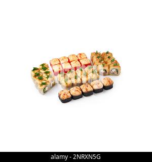 Stellen Sie gebackene Sushi-Brötchen auf weißen Hintergrund isoliert Stockfoto