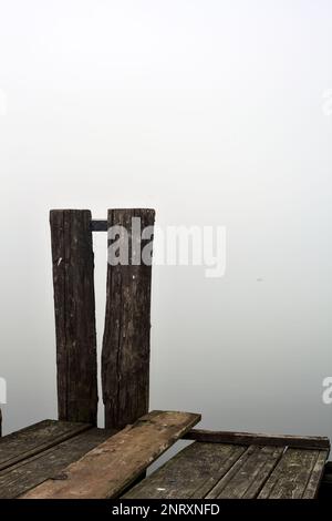 An einem nebligen Tag im Winter am Seeufer anlegen Stockfoto