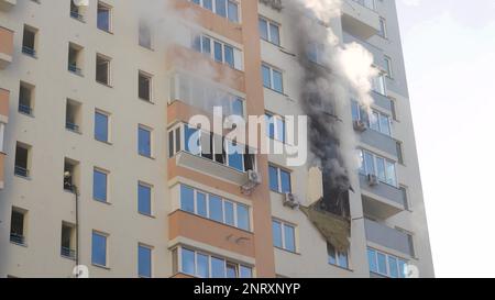 Kiew, Ukraine - 15. November 2022: Rauch kommt aus brennenden Räumen in einem mehrstöckigen Gebäude. Feuer in der Wohnung. Dicker schwarzer Rauch kommt von Stockfoto