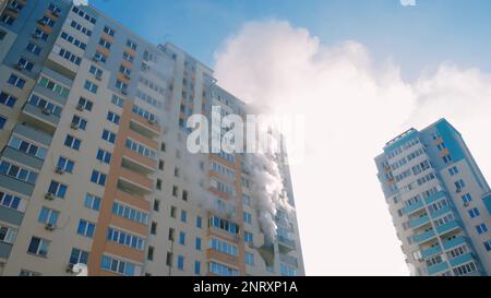 Kiew, Ukraine - 15. November 2022: Feuer in einem Wohnungsgebäude, Feuerwehrleute bekämpfen die Flammen, brennendes Haus, Brandkatastrophe und Unfalltragödie Stockfoto