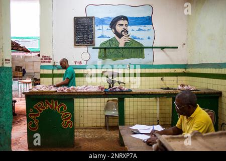 Metzgerei, Verkäufer und Mann, die Buchhaltung, in Alt-Havanna, Habana Vieja, La Habana, Kuba Stockfoto