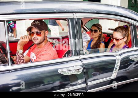 Taxi, Fahrer und Kunden, Straßenszene in Alt-Havanna, Kuba, La Habana, Habana Vieja Stockfoto