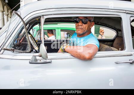 Taxi, Fahrer, Straßenszene in Alt-Havanna, Habana Vieja, La Habana, Kuba Stockfoto