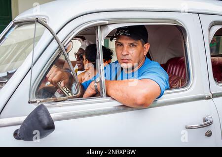 Taxi, Fahrer und Kunden, Straßenszene in Alt-Havanna, Kuba, La Habana, Habana Vieja Stockfoto