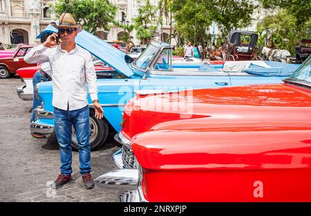 Mann am Telefon sprechen, Parque Central, Centro Habana Bezirk, La Habana, Kuba Stockfoto