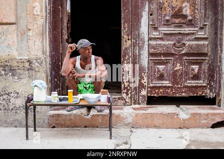 Mann Verkauf von Zigarren und Café, in Damas Straße, Habana Vieja, La Habana, Kuba Stockfoto