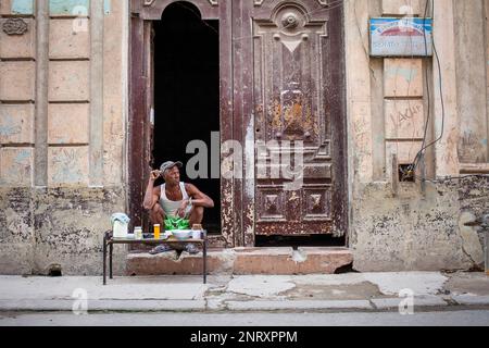 Mann Verkauf von Zigarren und Café, in Damas Straße, Habana Vieja, La Habana, Kuba Stockfoto