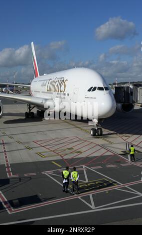 DEUTSCHLAND, Hamburg, Flughafen, Ankunft Emirates Flug von Dubai, Airbus A380-800 / DEUTSCHLAND, Hamburg, Flughafen Helmut Schmidt, Ankunft eines Airbus A380-800 der Fluglinie Emirates aus Dubai Stockfoto