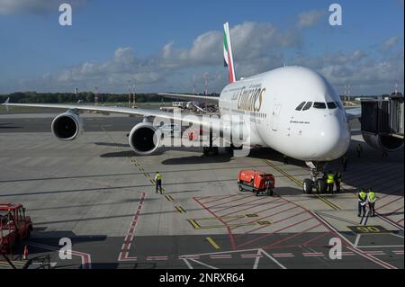 DEUTSCHLAND, Hamburg, Flughafen, Ankunft Emirates Flug von Dubai, Airbus A380-800 / DEUTSCHLAND, Hamburg, Flughafen Helmut Schmidt, Ankunft eines Airbus A380-800 der Fluglinie Emirates aus Dubai Stockfoto