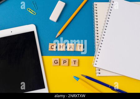 Arbeits- und Studienhintergrund mit Hilfe eines ChatGPT-bot. Wörter in Holzbuchstaben. Tischansicht mit freiem Notizbuchbereich. Chat-GPT zum Arbeiten und Erstellen. Ukraine, Kiew - 21. Februar 2023 Stockfoto