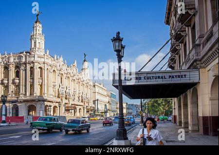 Straßenszene in Paseo de Martí, im Hintergrund am richtigen Centro Cultural Payret und am linken Theater namens Gran Teatro Garcia Lorca oder Gran Teatro de L Stockfoto